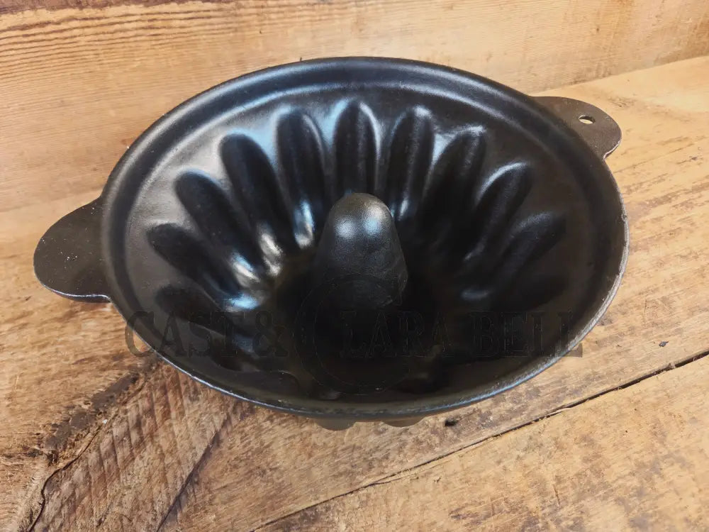 Cousances brand (Le Crueset) 12 Cup Fluted Style Cake Pan. - Bakeware