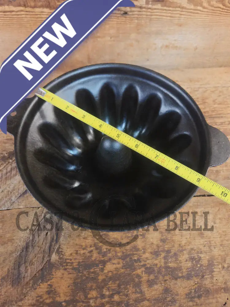 Cousances brand (Le Crueset) 12 Cup Fluted Style Cake Pan. - Bakeware