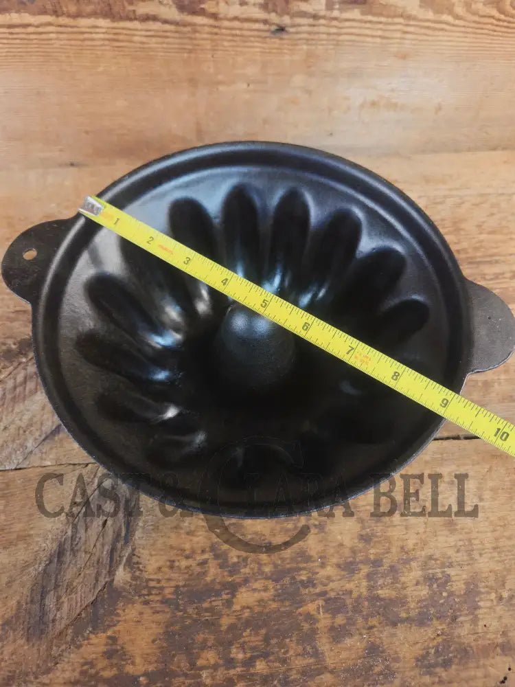 Cousances brand (Le Crueset) 12 Cup Fluted Style Cake Pan. - Bakeware