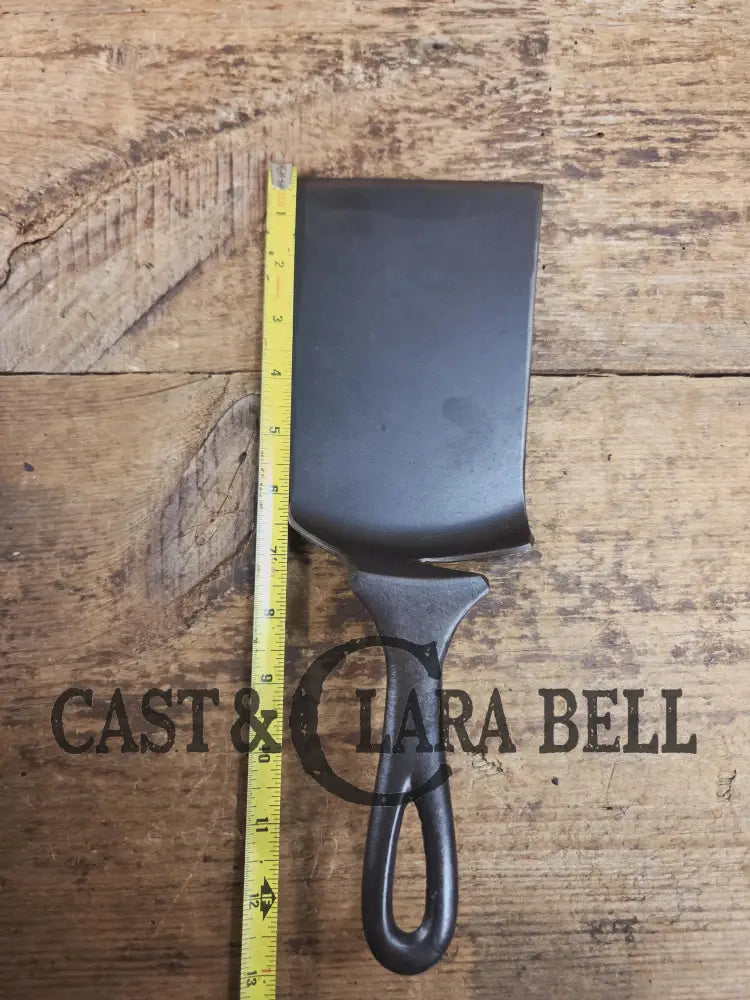 Custom made one of a kind early #7 1900’s Lodge no notch repurposed spatula. Turned an ordinary cracked skillet into a