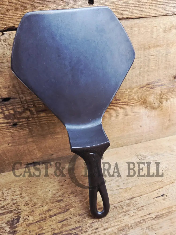 Custom made Wagner Ware Cast Iron Skillet Spatula. Reclaimed 1920’s Era #7 Wagner cast iron skillet. Great gift! Sc24