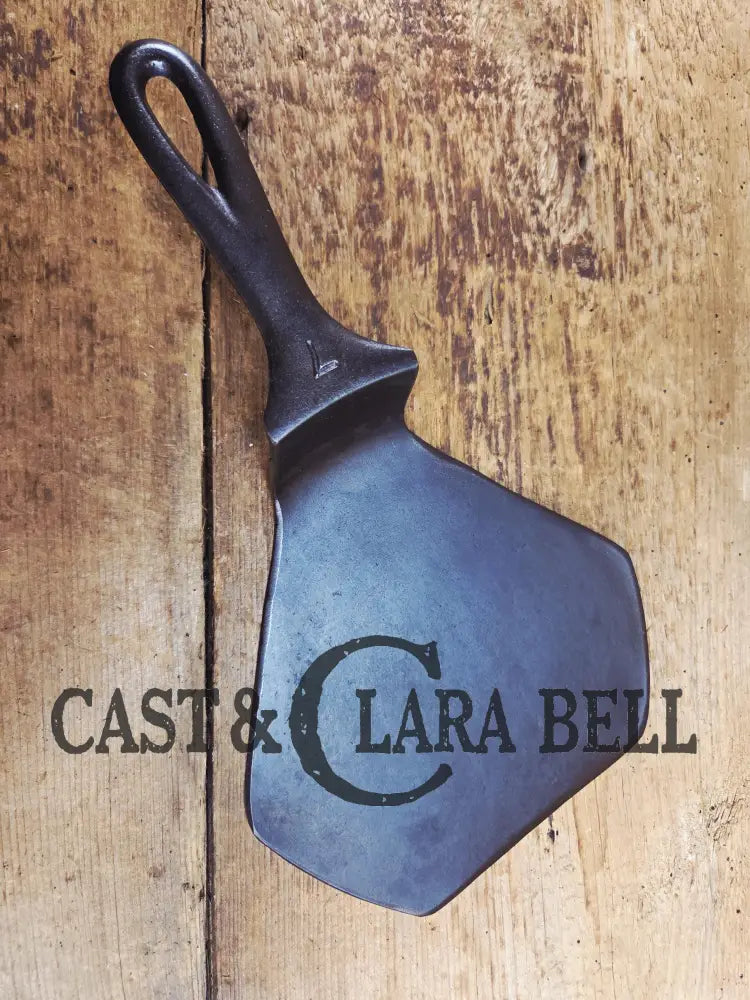 Custom made Wagner Ware Cast Iron Skillet Spatula. Reclaimed 1920’s Era #7 Wagner cast iron skillet. Great gift! Sc24