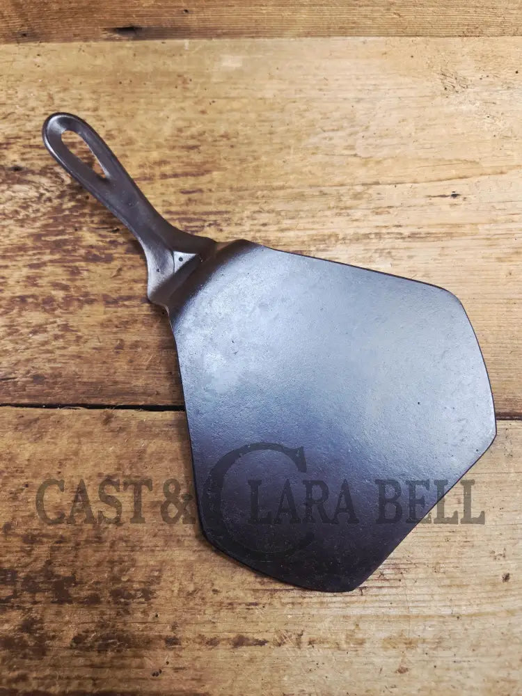 Custom made Wagner Ware Cast Iron Skillet Spatula. Reclaimed 1920’s Era #7 Wagner cast iron skillet. Great gift! Sc24