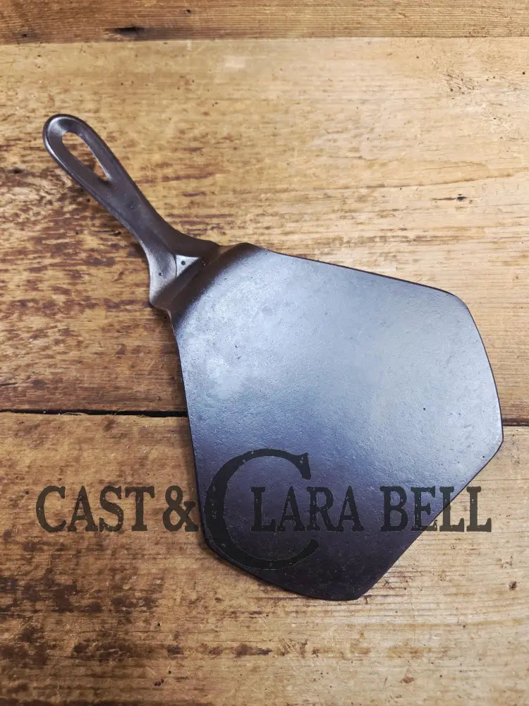 Custom made Wagner Ware Cast Iron Skillet Spatula. Reclaimed 1920’s Era #7 Wagner cast iron skillet. Great gift! Sc24