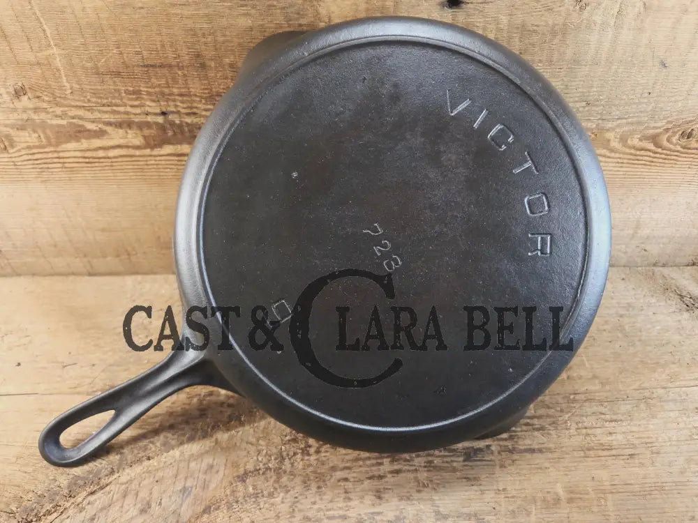 Customer Favorite! Early 1900’s Griswold’s First series Victor #9 Skillet with Heat Ring 723. Amazing daily cooker