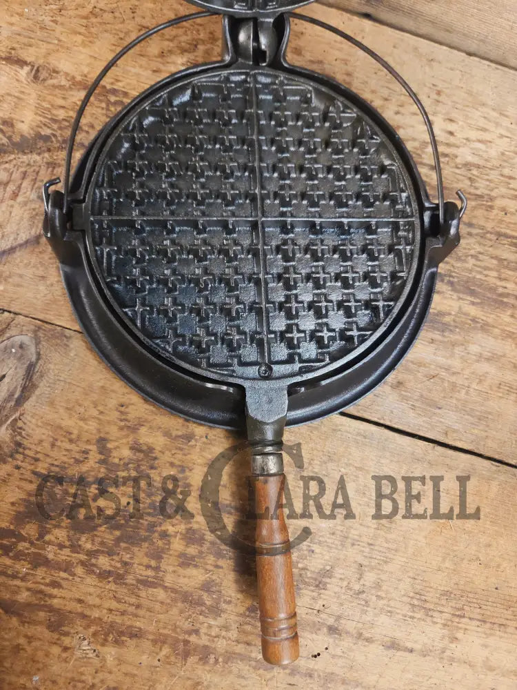 Early 1900’s Stover No. 8 Waffle Iron with Low Base. Gorgeous design and balanced well. Ready to make crispy waffles