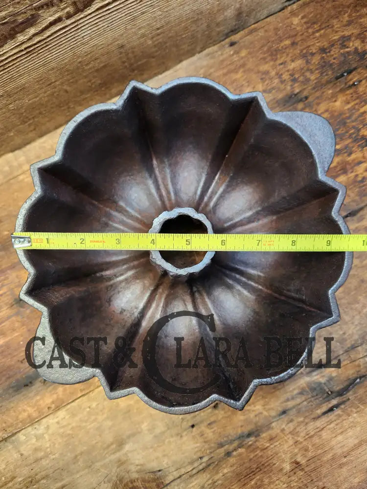 Early 1900’S Unmarked Wagner Bundt Style Pan. American History Bakeware! Bakeware