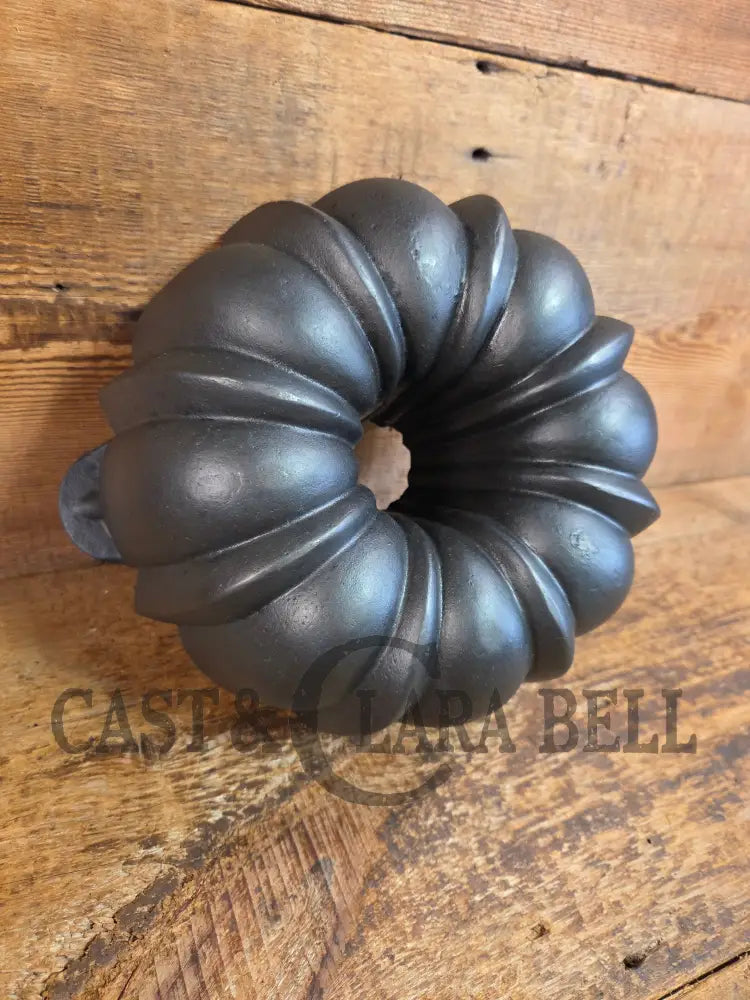 Early 1900’s Wagner ’B’ Bundt style pan. American history bakeware! - Bakeware