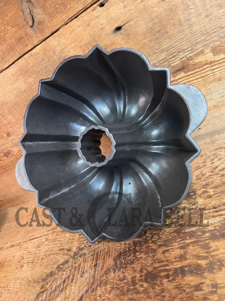 Early 1900’s Wagner ’B’ Bundt style pan. American history bakeware! - Bakeware