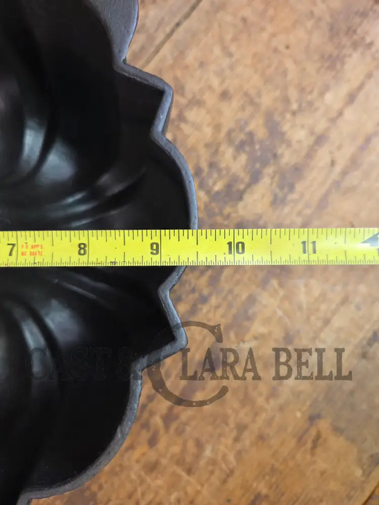 Early 1900’s Wagner ’B’ Bundt style pan. American history bakeware! - Bakeware