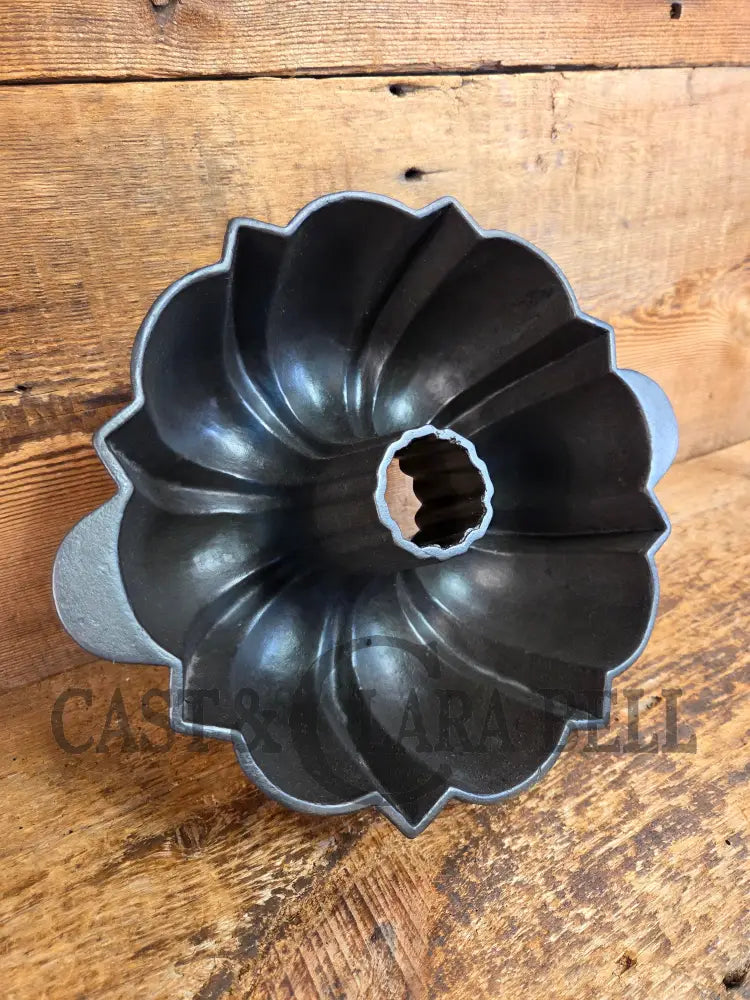 Early 1900’s Wagner ’B’ Bundt style pan. American history bakeware! - Bakeware