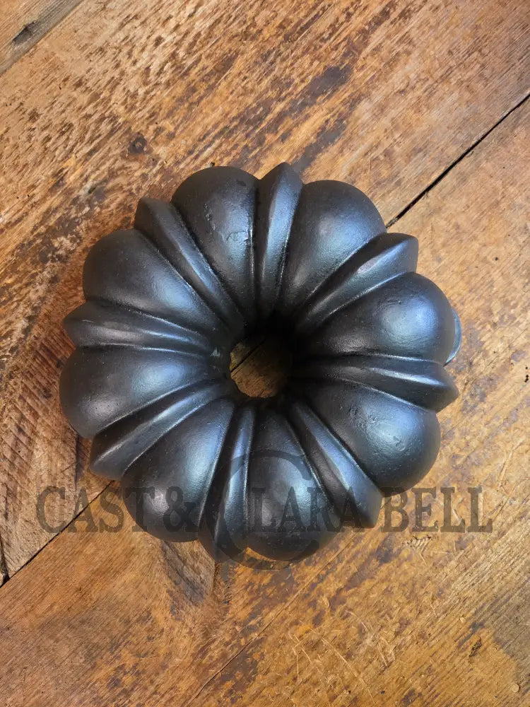 Early 1900’s Wagner ’B’ Bundt style pan. American history bakeware! - Bakeware