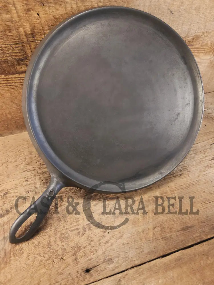 Early 1930’s Era Lodge #9 Round Griddle. Harder to find piece raised 9 on handle. Pancakes and Grilled Cheese! Griddle