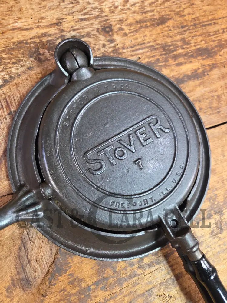 Early HTF 1900’s Stover No. 7 Waffle Iron with Low Base. Gorgeous design and balanced well. Ready to make crispy