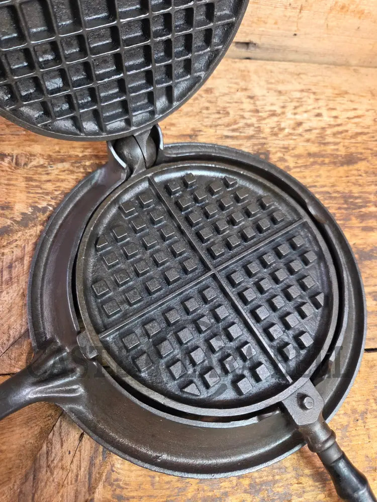 Early HTF 1900’s Stover No. 7 Waffle Iron with Low Base. Gorgeous design and balanced well. Ready to make crispy