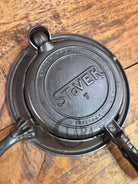Early HTF 1900’s Stover No. 7 Waffle Iron with Low Base. Gorgeous design and balanced well. Ready to make crispy