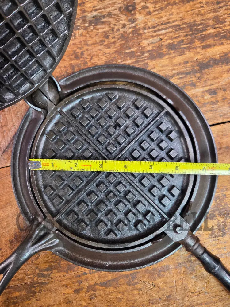 Early HTF 1900’s Stover No. 7 Waffle Iron with Low Base. Gorgeous design and balanced well. Ready to make crispy