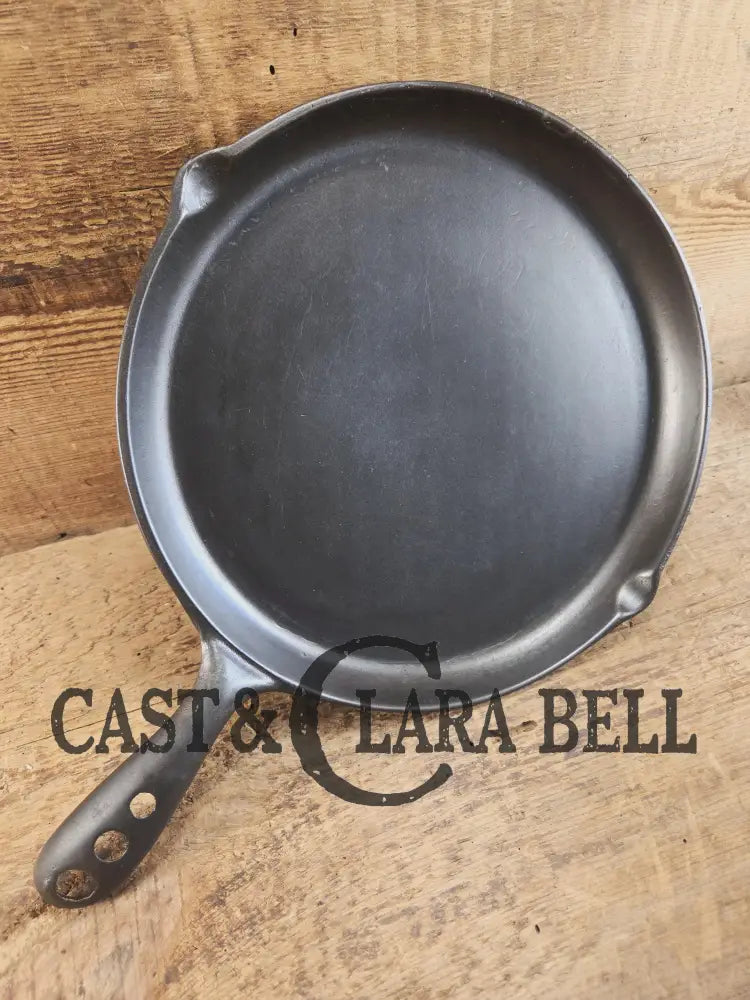 Elegant and hard to source! 1920-30’s WagnerWare #8 Shallow Skillet 1098. Great gift idea! Restored and Ready to Use!