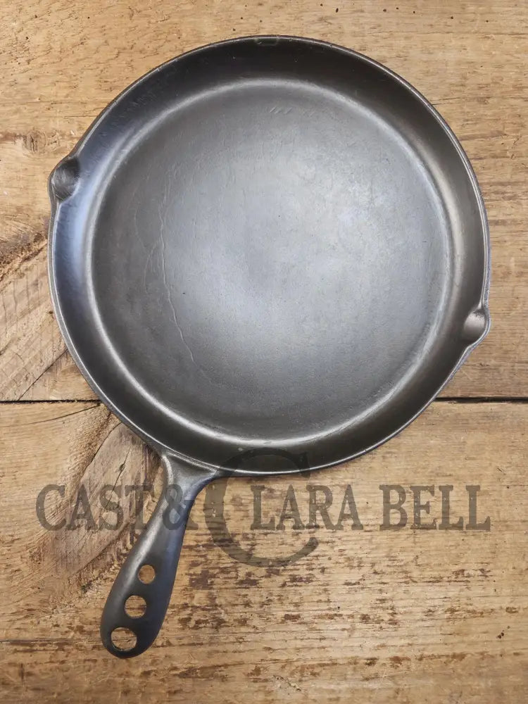Elegant and hard to source! 1920-30’s WagnerWare #8 Shallow Skillet 1098. Great gift idea! Restored and Ready to Use!