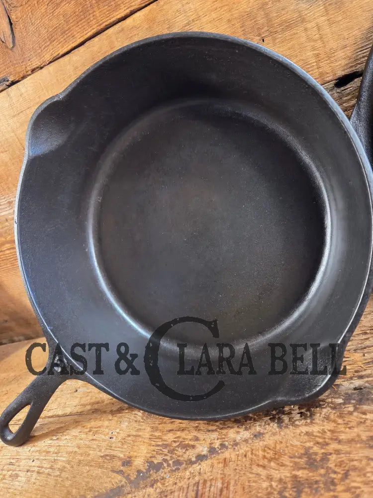 Elegant and Unknown ’Clara Bell’ style Raised 8 Chicken Fryer with Lid. Lodge style! This one hits home! Skillet