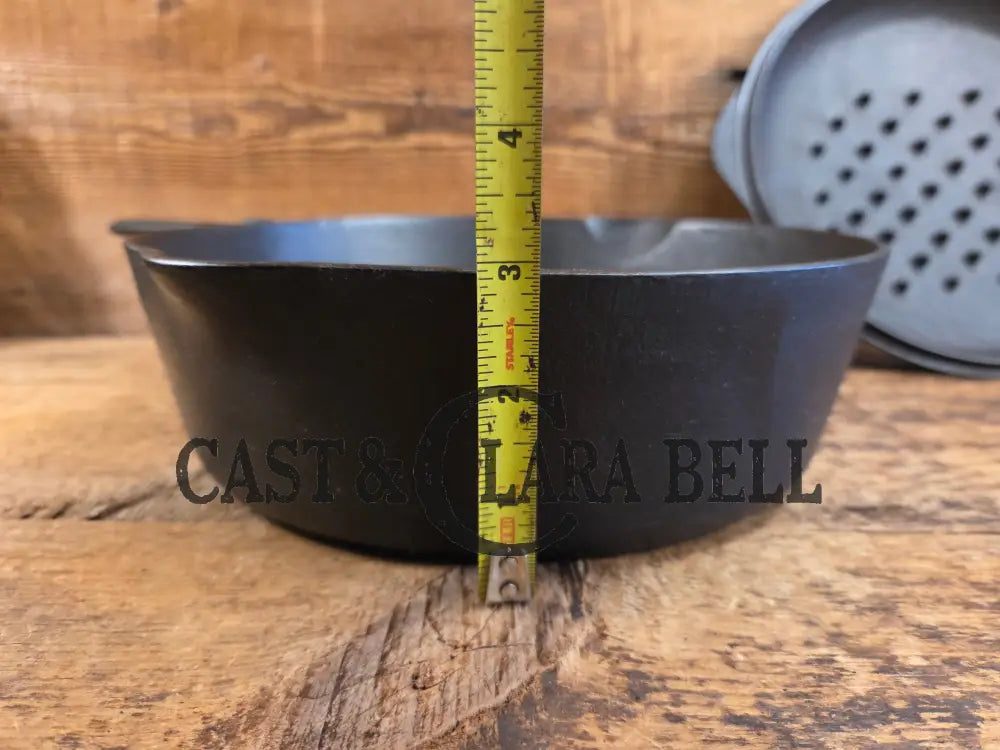 Elegant and Unknown ’Clara Bell’ style Raised 8 Chicken Fryer with Lid. Lodge style! This one hits home! Skillet