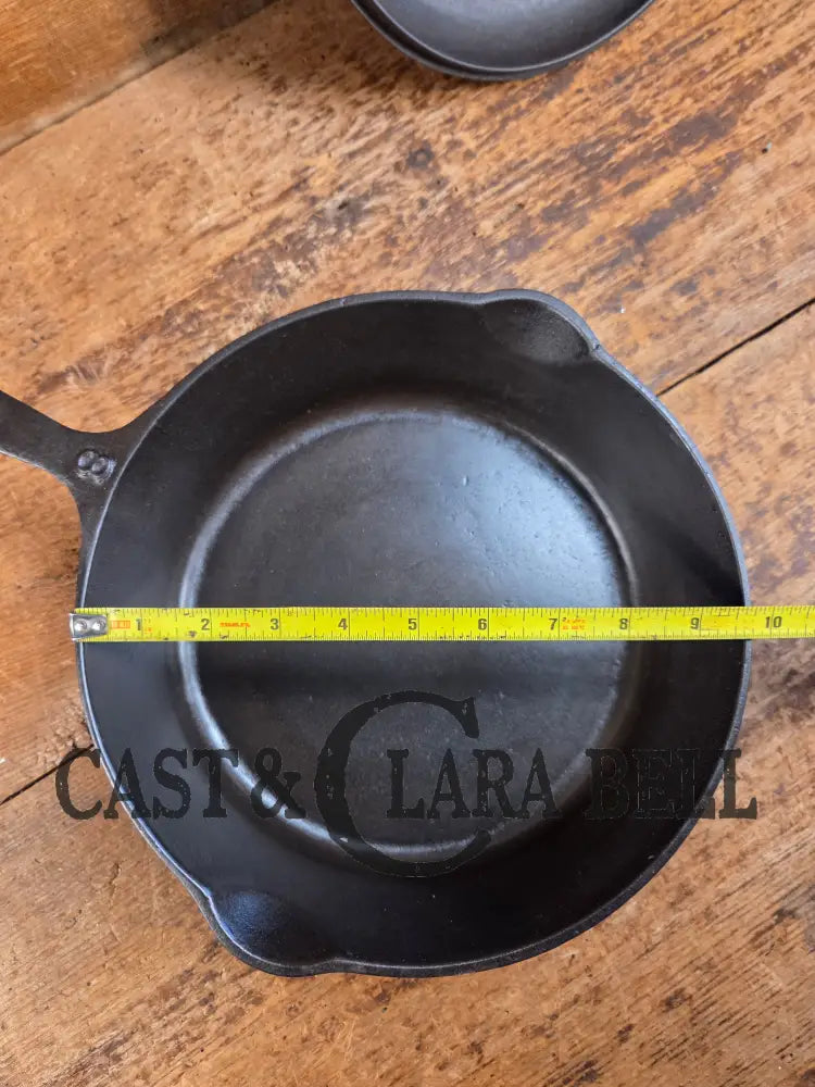 Elegant and Unknown ’Clara Bell’ style Raised 8 Chicken Fryer with Lid. Lodge style! This one hits home! Skillet