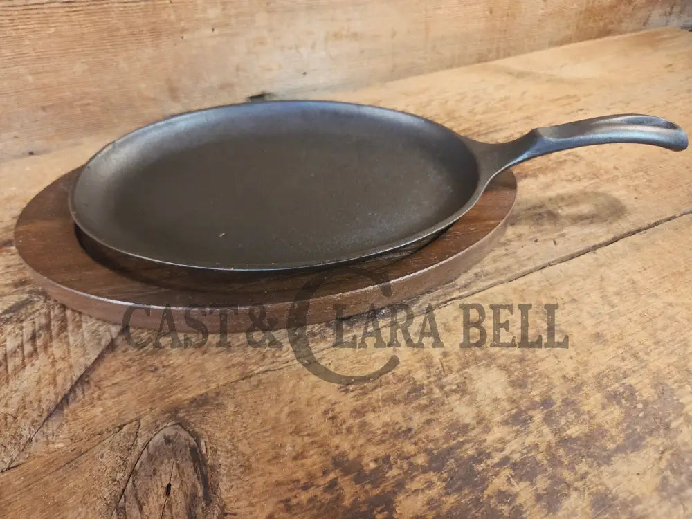 Fajitas AND a COOL presentation trivet. Unique gift idea Wagner Ware Cast Iron Sizzle Server 1095 - Skillet