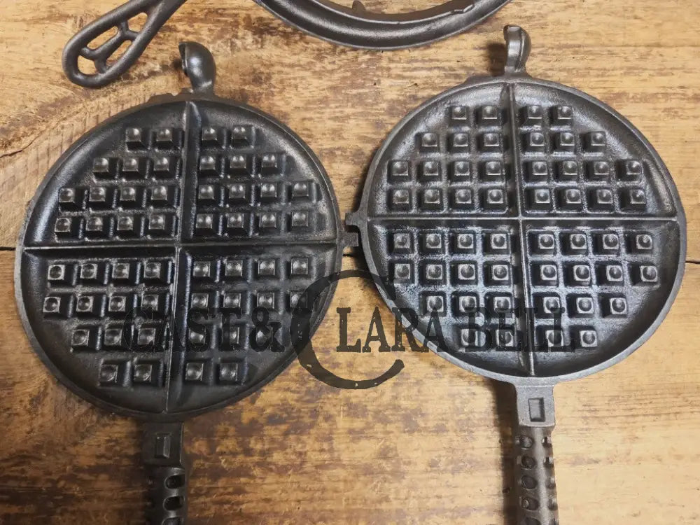GORGEOUS! 1920’s Griswold #8 Waffle Iron 885/886 with Raised letter Low Base 975 and wood handles. Ready to make crispy