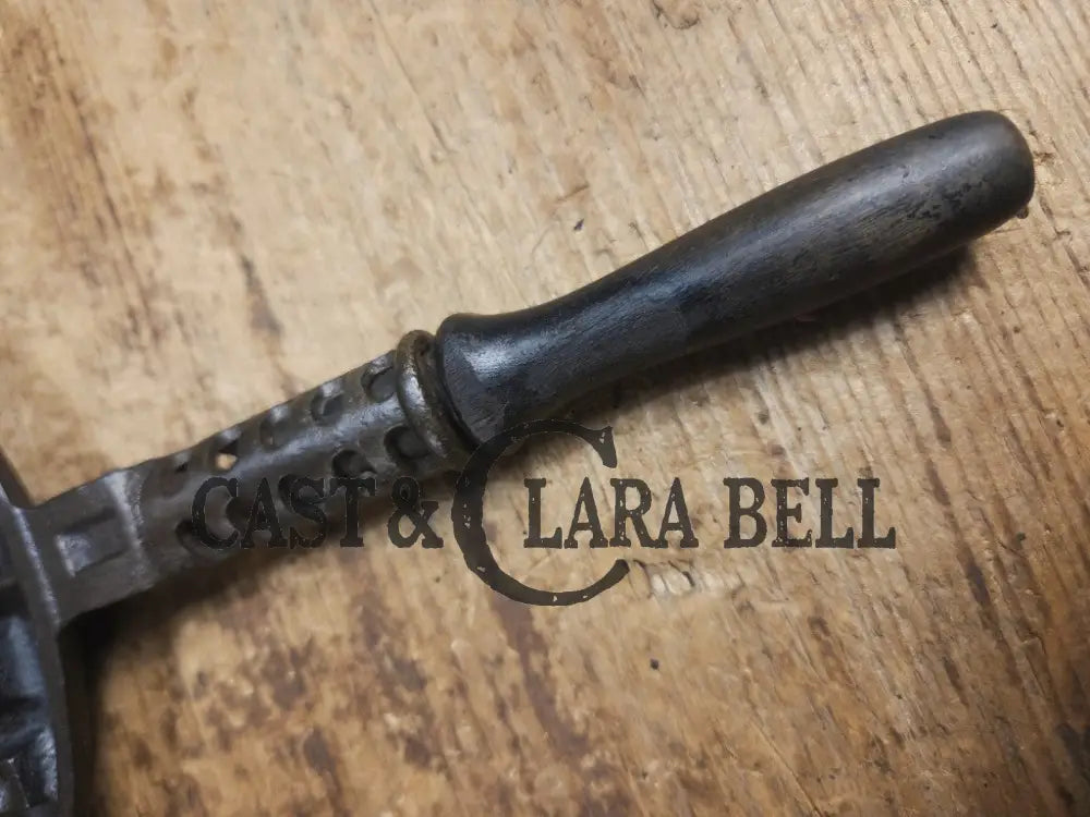 GORGEOUS! 1920’s Griswold #8 Waffle Iron 885/886 with Raised letter Low Base 975 and wood handles. Ready to make crispy