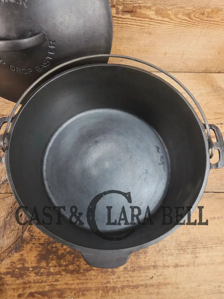 Gorgeous. 1920’s Wagner #9 Dutch Oven round roaster with Turtle Top Style Sawtooth Baster Lid Dutch Ovens Trivets &