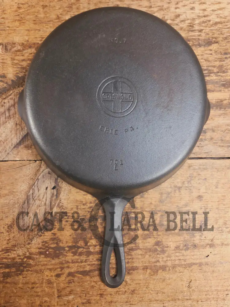 Gorgeous. 1940’s Era Griswold #7 Cast Iron Skillet with Small Block Logo 701 E Skillet