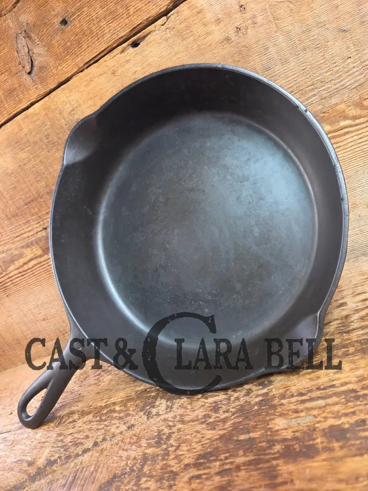 Gorgeous. 1940’s Era Griswold #7 Cast Iron Skillet with Small Block Logo 701 G Skillet