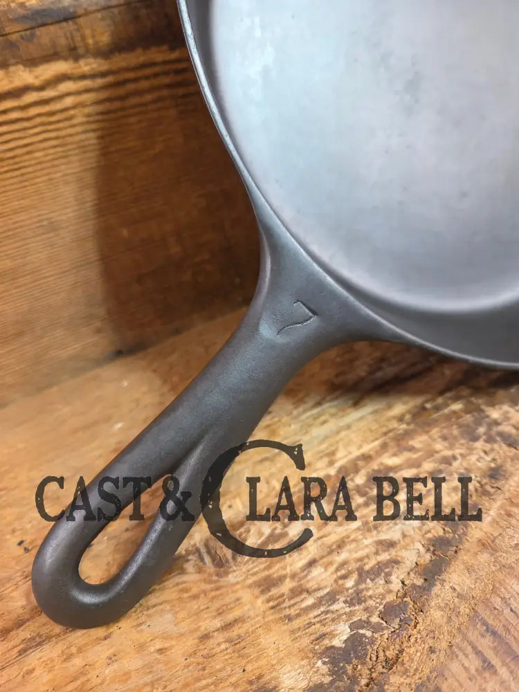 Gorgeous. 1940’s Era Griswold #7 Cast Iron Skillet with Small Block Logo 701 G Skillet