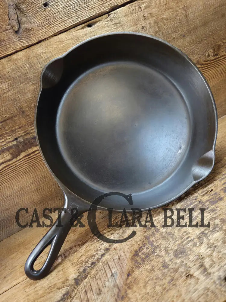 Gorgeous. 1940’s Griswold No. 8 Cast Iron Skillet with Small Block Logo 704 G SC24 Skillet