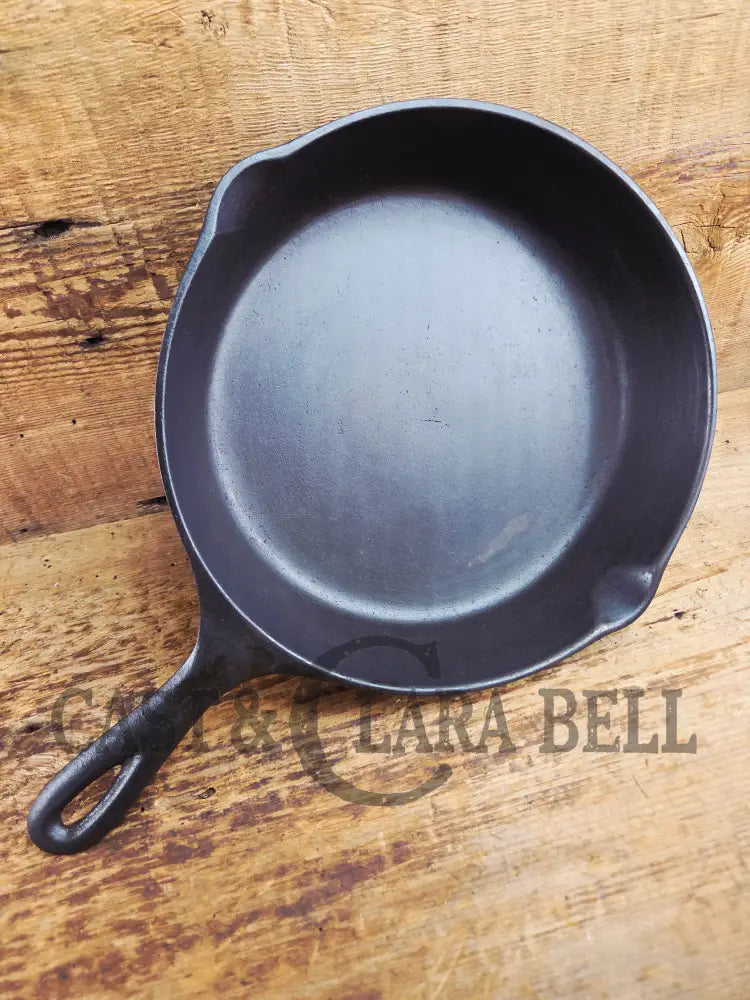 Gorgeous 1940’s Lodge #6 Skillet with 3-Notch Heat Ring. Perfect for the whole family perfect for sauté and sides