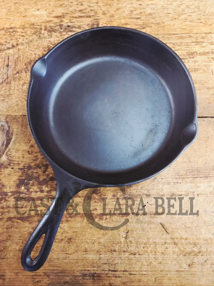 Gorgeous 1940’s Lodge #6 Skillet with 3-Notch Heat Ring. Perfect for the whole family perfect for sauté and sides