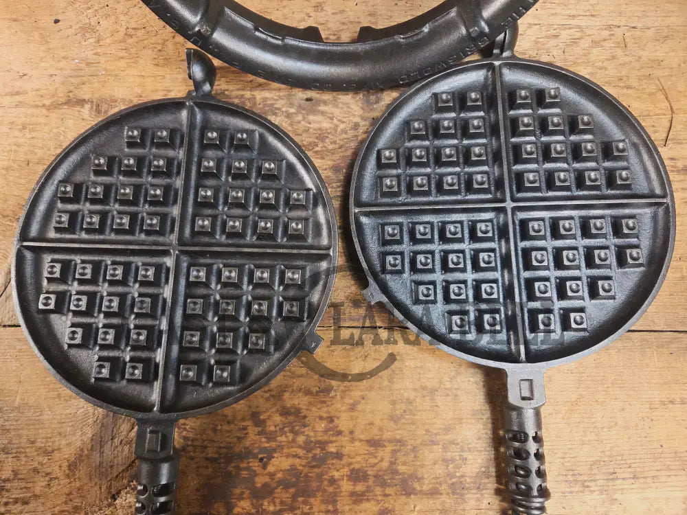 Gorgeous and the biggest made! Hard to Find 1930’s Griswold #9! waffle iron with short base. 316/317 Paddles matching