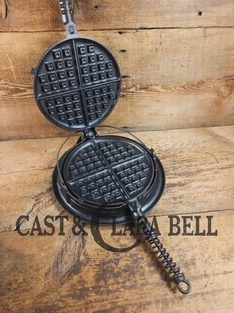 Gorgeous and the biggest made! Hard to Find 1930’s Griswold #9! waffle iron with short base. 316/317 Paddles matching