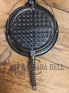 Gorgeous and the biggest made! Hard to Find 1930’s Griswold #9! waffle iron with short base. 316/317 Paddles matching