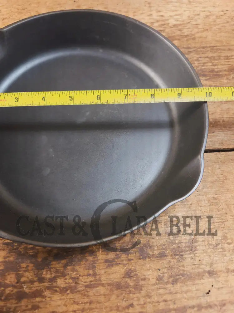 Gorgeous and unique! 1930’s era Griswold #8 Cast Iron Skillet with Heat Ring 755. Similar to the Victor design. Great