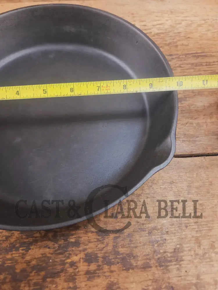 Gorgeous. Classic 1910’s Lodge #7 Cast Iron Skillet Three Notch. Light sleek and ready to cook with! Skillet