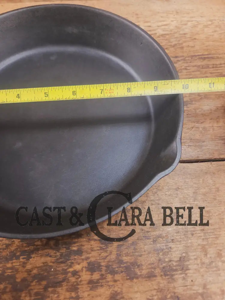 Gorgeous. Classic 1910’s Lodge #7 Cast Iron Skillet Three Notch. Light sleek and ready to cook with! Skillet