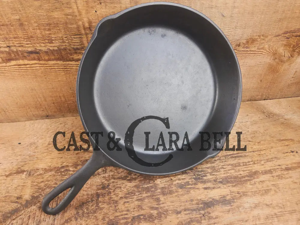 Gorgeous. Classic 1910’s Lodge #7 Cast Iron Skillet Three Notch. Light sleek and ready to cook with! Skillet