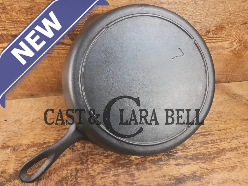 Gorgeous. Classic 1910’s Lodge #7 Cast Iron Skillet Three Notch. Light sleek and ready to cook with! Skillet
