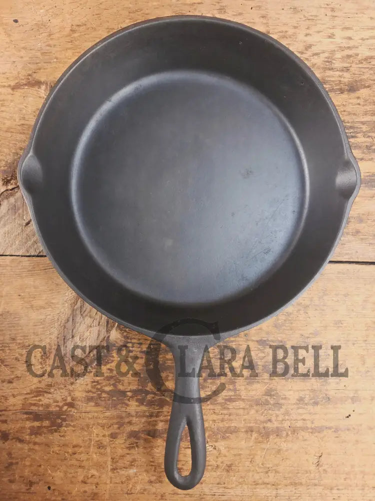 Gorgeous. Classic 1910’s Lodge #7 Cast Iron Skillet Three Notch. Light sleek and ready to cook with! Skillet