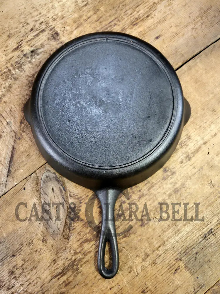 Gorgeous. Classic 1910’s Lodge Raised #7 Heat Ring Single Notch. Light sleek and ready to cook with!