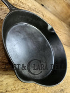 Gorgeous. Classic 1910’s Lodge Raised #7 Heat Ring Single Notch. Light sleek and ready to cook with!