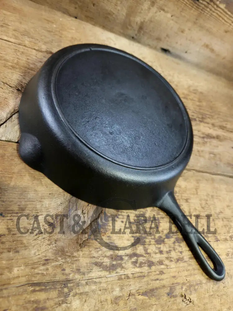 Gorgeous. Classic 1910’s Lodge Raised #7 Heat Ring Single Notch. Light sleek and ready to cook with!