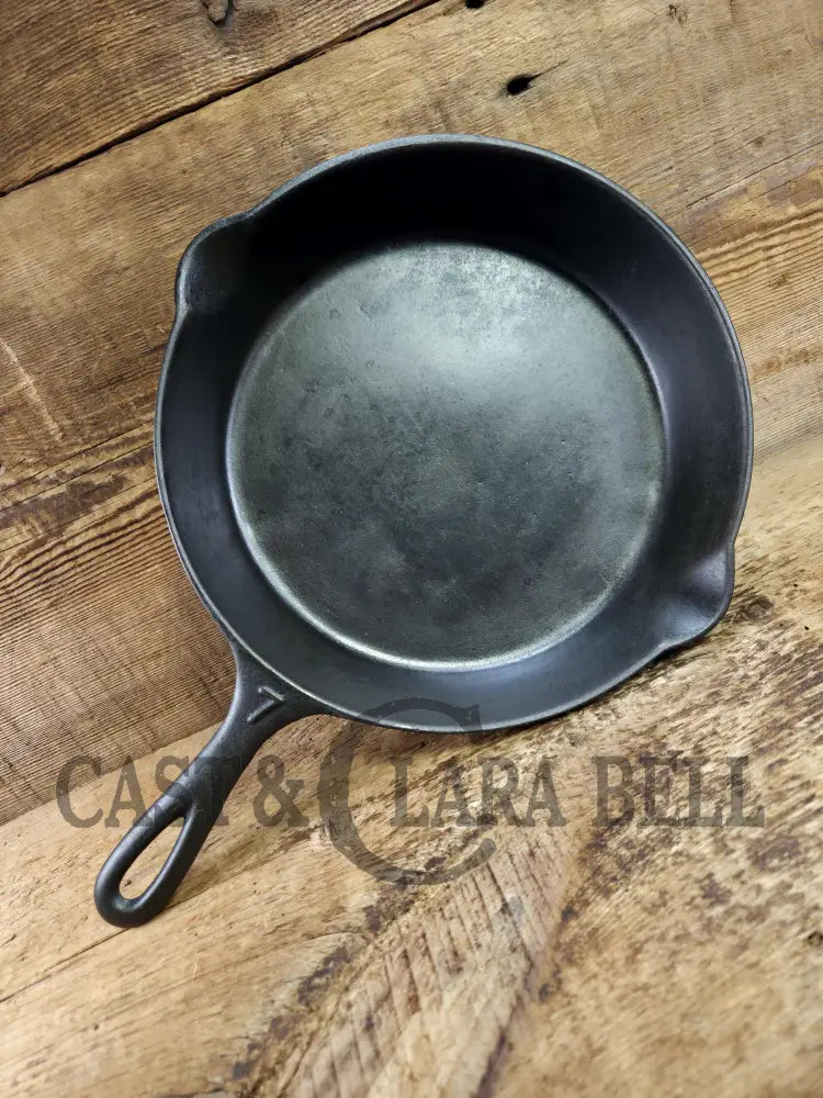 Gorgeous. Classic 1910’s Lodge Raised #7 Heat Ring Single Notch. Light sleek and ready to cook with!