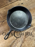 Gorgeous. Classic 1910’s Lodge Raised #7 Heat Ring Single Notch. Light sleek and ready to cook with!
